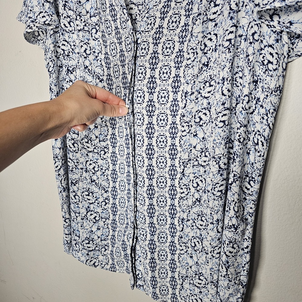 Rose + Olive Womens 1X Blue White Floral Button Up Top Lightweight Smocked - Picture 3 of 9